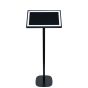 Zwarte speakerstandaard met Amazon Echo Show 15