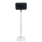 Witte speakerstandaard met JBL Authentics 200