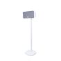 Witte speakerstandaard voor Sonos Play 3 links in beeld