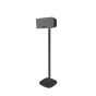 Zwarte speakerstandaard voor Sonos Play 3 links in beeld