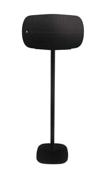 Zwarte speakerstandaard met B&O BeoPlay A6