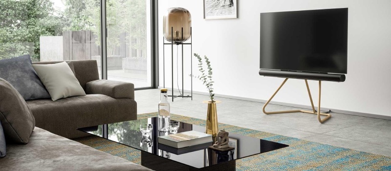 Een design tv-standaard met soundbar als centraal element in een modern interieur.