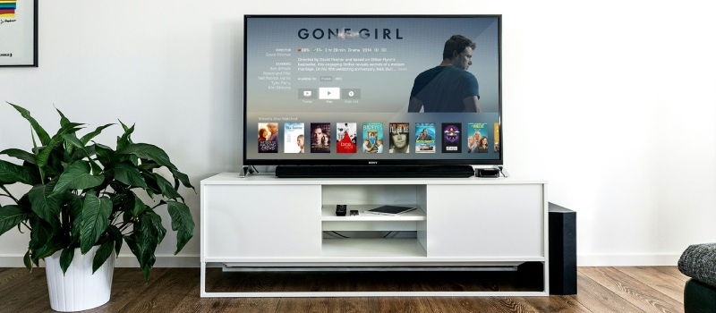 Televisie op een tv meubel inclusief soundbar.