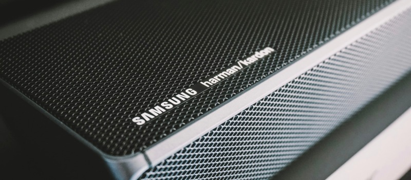 Gedetailleerd aanzicht van het rooster en logo van een Samsung soundbar