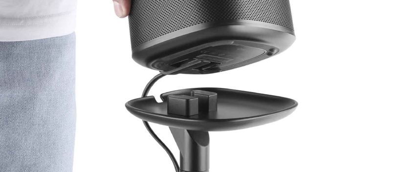 Harman Kardon speaker wordt gemonteerd op een speaker standaard