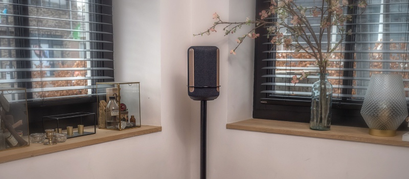 Luidspreker op een standaard geplaatst in de hoek van de kamer.