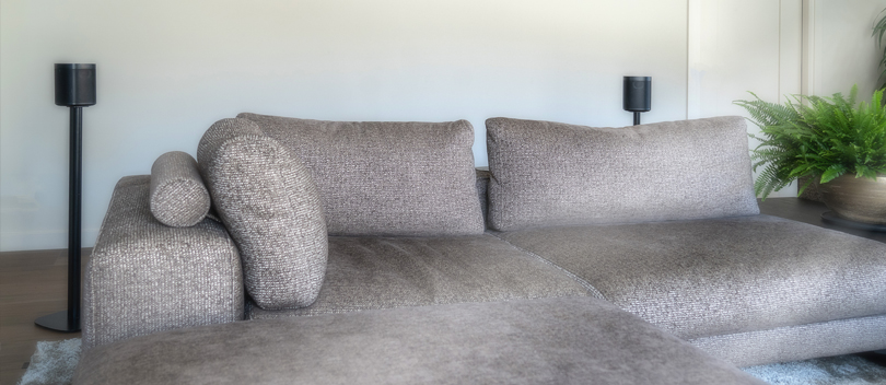 Sonos Five speaker standaard Zwarte Sonos speakers achter de bank geplaatst