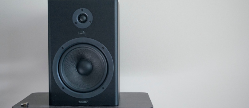 Speaker standaard het kopen? Door te kiezen voor het juiste materiaal maak je gebruik van het beste geluid. 